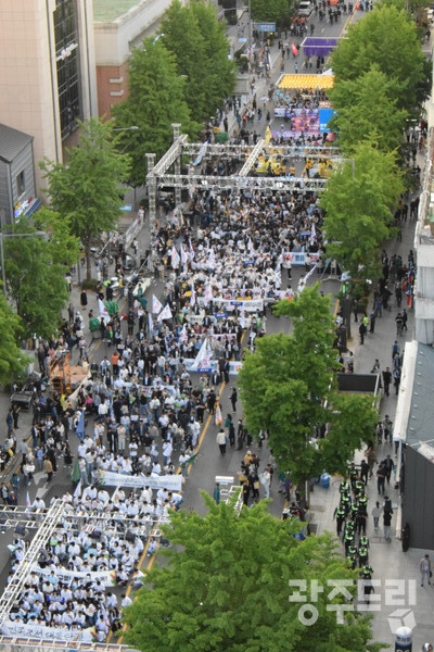 광주 곳곳에서 출발한 민주평화대행진이 금남로로 진입하고 있다.
