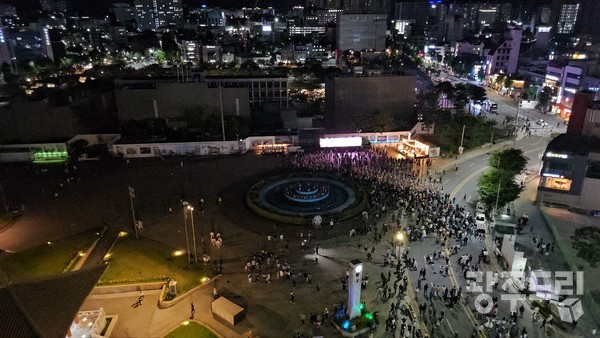 공연을 관람하던 시민들이 풍물단의 연주에 맞춰 옛 전남도청 앞 분수대를 도는 것으로 전야제가 마무리됐다.