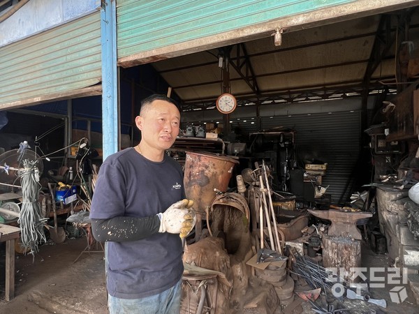 　고령 대가야시장에서 3대를 이어온 고령대장간을 운영하는 이준희 대표. 
