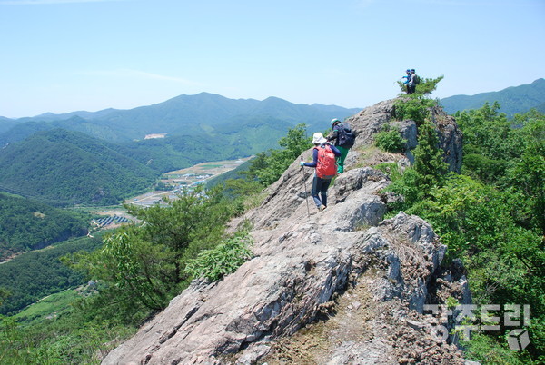암릉지대.