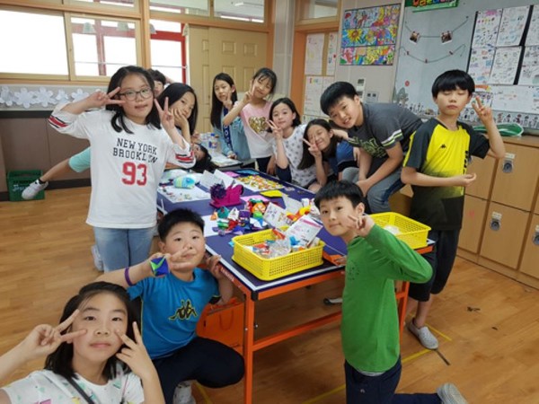 혁신학교 진제초등학교에선 지필평가 대신 수업 과정에서 활동 중심으로 이뤄지는 평가들을 엮어 포트폴리오로 제작한다. 광주드림 자료사진.