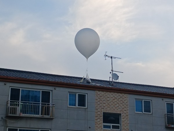 지난 9일 오전 5시 32분쯤 인천 미추홀구 학익동 한 빌라 옥상에 북한 대남 오물풍선이 떨어져 있다.  뉴스1