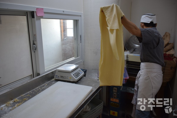 합천 맛집으로 이름을 날리는 순할머니손칼국수 가게에서 칼국수면 반죽을 하고 있다.