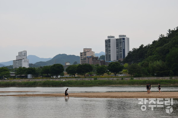 합천 정양레포츠공원 황강에서 합천 주민들이 물놀이를 하고 있다.