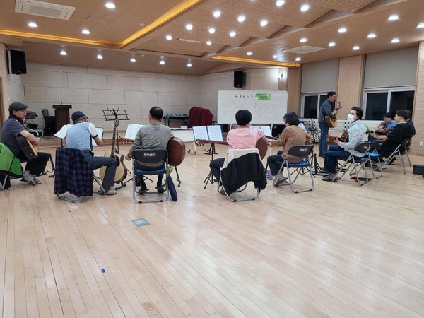 정모 때 기수별 연습에 열중하는 곰돌이와 선율회원들.