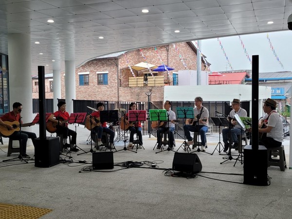 담양 상설시장 로비에서 공연하고 있는 선율 회원들(2)