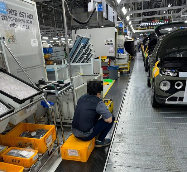 플라스틱 박스를 간이 의자 삼아 쉬고 있는 GGM 노동자들.  금속노조 광주전남지부 제공.