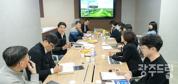 시장 직속 기관으로 출범한 일류도시기획단이 조직 확대개편으로 해체됐지만 올해 하반기 인사에서 단장과 팀장 등 3명이 국장과 과장으로 승진하는 특전을 입었다.  