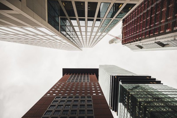 여러 사람이 공동으로 에너지 비용을 납부하는 공용빌딩에서 탄소 중립을 달성할 수 있는 방안은 무엇일까?픽사베이 이미지.