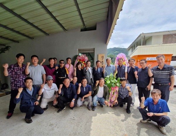 간전면 간문초등학교 동문들이 기념 사진