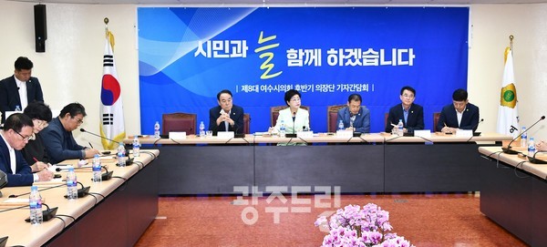 여수시의회 의장단이 기자회견을 갖고 있다.  좌로부터 고용진 의회운영위원장(사회자), 주재현 기획행정위원장, 백인숙 의장, 문갑태 부의장, 강재헌 환경복지위원장, 구민호 해양도시건설위원장