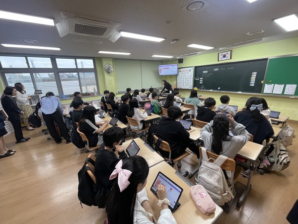 광주광역시교육청이 지난해부터 중고생들에게 노트북과 태블릿PC를 지원해 줘서 시끄럽다. 이는 공교육이 지향해야 할 본모습과 이를 위해 가장 관심 가져야 할 부분이 어디인지 생각해 보게 한다.