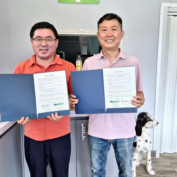 광주재능기부센터와 협약을 맺은 함평 콩강아지 손영일 대표.
