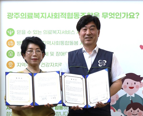                              멘토-멘티 프로그램 업무협약식 이혜숙 이사장 추왕석 관장