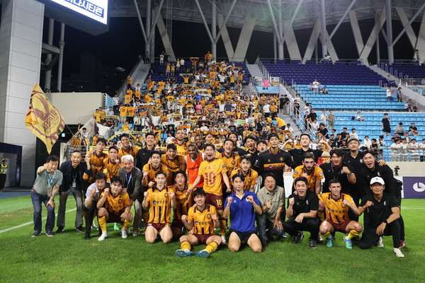 21일 경기 직후 승리의 셀레브레이션. 광주FC 제공.