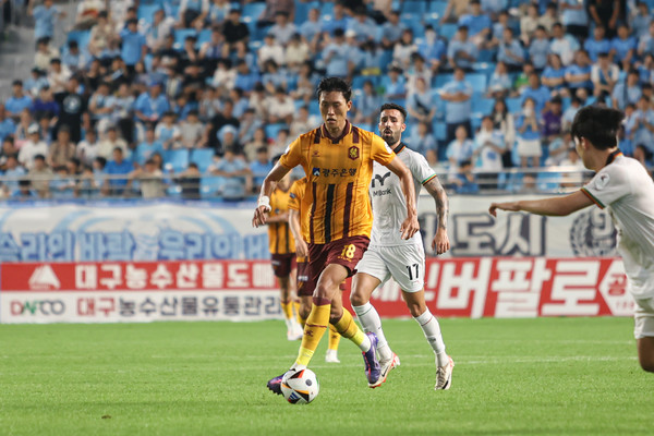 지난 21일 경기. 무더운 대구 원정에서 뛰는 선수들 얼굴이 하나같이 빨갛게 상기돼 있다. 광주FC 제공