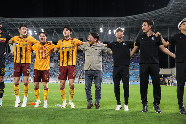 21일 대구 원정 직관 승리를 기뻐하는 강기정 구단주. 광주FC 제공