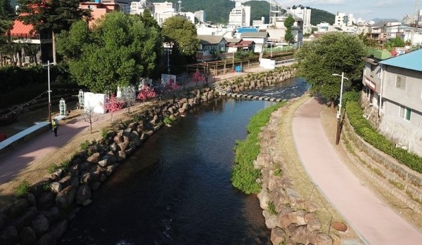 순천시 구도심을 관통하는 옥천의 한 구간 모습.