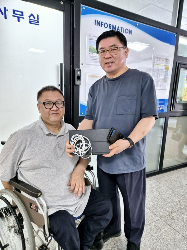 20대 김모 양의 어려운 소식을 듣고 노트북을 기부한 광주광역시 서구 시설관리공단 강희철 주무관.