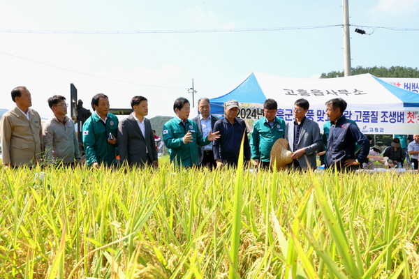 공영민 고흥군수가 고흥읍 등암리에서 해풍 맞고 자란 고품질 벼 올해 첫 수확 현장을 직접 찾아가 농가 관계자와 이야기를 나누고 있다. 