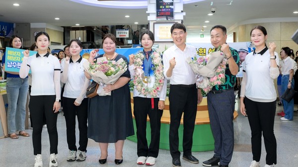 순천시청사 1층에서 노관규 순천시장과 순천시청 양궁부 선수들이 올림픽 금메달은 안고 귀국한 남수현을 환영하고 있다.   순천시 제공
