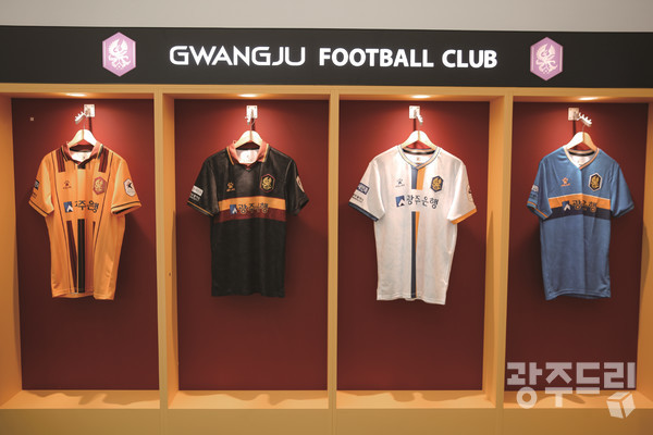 광주FC 팝업스토어 내부 라커룸 형태의 디스플레이.