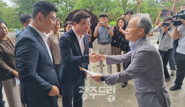 순천 지역구 시도의원들이 '순천대의 의대 공모 참여를 촉구하는 성명서'를 순천대측에 전달하고 있다. 