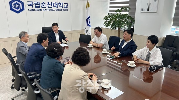 순천 지역구 시도의원 대표단이 이병운 순천대 총장을 만나 의대 유치에 대한 의견을 주고 받고 있다.       민주당 순천지역위 제공