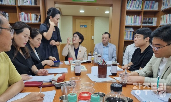 권향엽 국회의원이 소각장 반대 범시민연대 정수진 대외협력 차장으로부터 설명을 들으며 문답을 하고 있다.  유홍철 기자