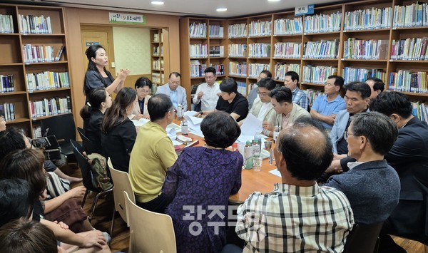 권향엽 의원과 범시민연대와의 간담회에서 참석자들이 쓰레기 소각장 추진 과정에서의 탈법과 위법 사안에 대해 주최측의 설명을 듣고 있다.   유홍철 기자