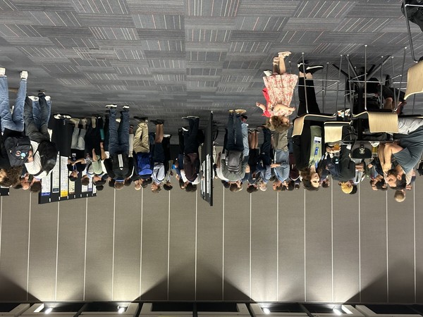 필자가 얼마 전 참석한 국제학회의 포스터 발표장 모습. 발표장 가운데 섞여 있는 아이들의 모습이 눈에 띈다. 포스터를 관람하는 손에는 음식과 음료, 심지어 술도 있다. 다양한 곳에서 학문을 하는 사람이 모이는 만큼 장거리 여정에 가족을 동반하는 일도 자연스럽고, 매우 캐주얼하고 친근한 분위기가 형성된다.