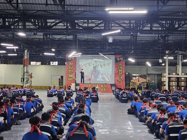 전국금속노동조합 금호타이어지회가 28일 오전 파업 결의대회를 열고 이틀간 부분파업에 들어갔다. 금속노조 제공.