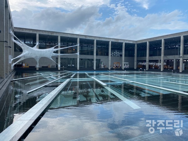 대지의 예술제 전체를 핸들링하는 사무국과 미술관 그리고 목욕탕이 있는 헤드쿼터 전시전경.