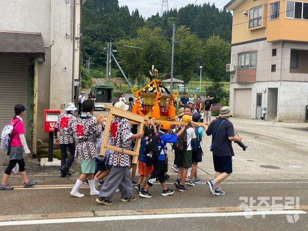 아이들이 어른들의 경험을 배워나가는 과정이 길 위에서 고스란히 비춰졌다.