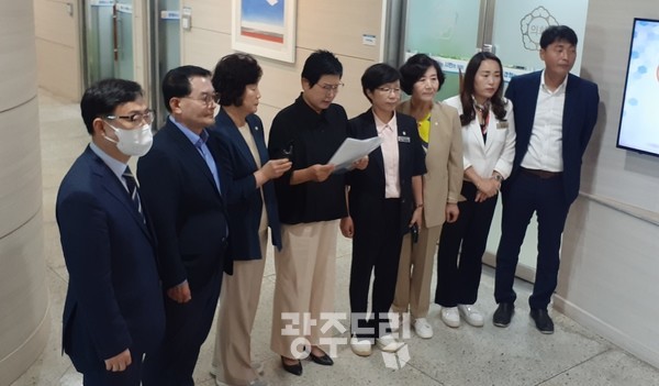 순천시 공공자원화 시설(소각장) 관련 행정사무조사 요구안 접수와 본회의 상정을 요구하는 일부 시의원들이 요구안 접수를 거부한 강형구 의장을 성토하며 시의회 임시회 본회의 보이콧을 선언하고 있다.독자 제공 