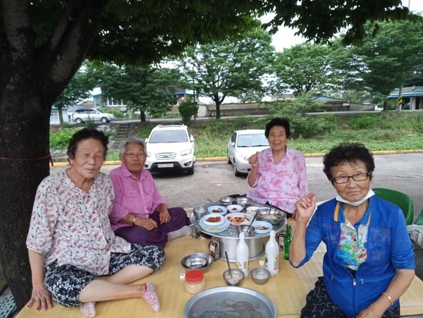 대치장 국숫집 앞 평상에서(2020.7.28.)