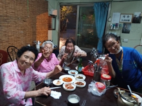 어머님, 이모님들과 함께 노래를 부르다 사진을 찍었다. 양어머니는 사진에 나오면 안 되신다며 왼쪽 테이블로 옮기셨다(2020.7.28.).