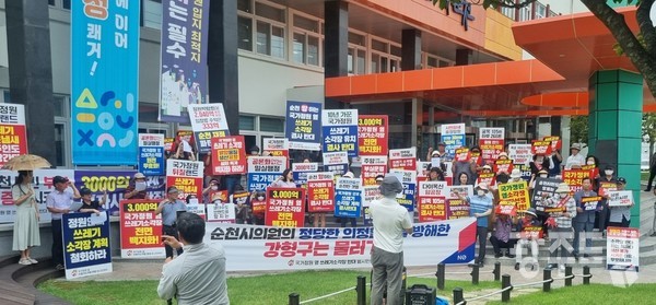 범시민연대 소속원들은 더운 날씨에도 불구하고 쓰레기소각장 반대와 다이옥신 암공장 당장 철회 등의 피켓을 앞세우고 집회를 갖고 있다.   유홍철 기자