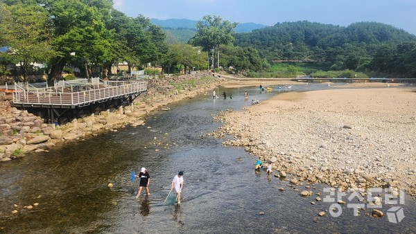 거창 수승대관광지로 놀러 온 시민들이 물놀이를 하고 있다.