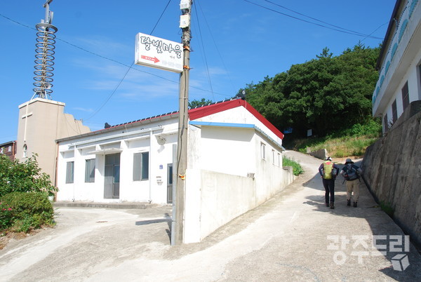 증도면사무소 들머리.