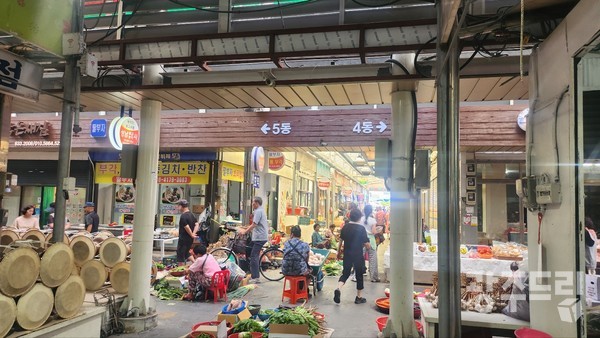 남원 춘향골공설시장을 찾은 시민들이 분주히 움직이며 장을 보고 있다.