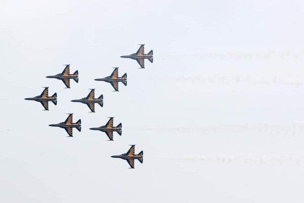 7일 오전 광주 제1전투비행단에서 공군 특수비행단 블랙이글스가 에어쇼를 펼치고 있다. 