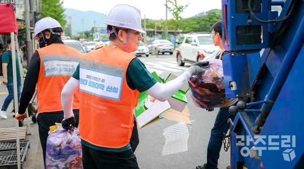 순천시 관내 쓰레기 수거와 운반이 적제되면서 시민불편이 가중되고 있다. 시는 재활용 쓰레기 수거 전담팀을 확대운영하는 등 대책마련에 총력을 기울이고 있다.   순천시