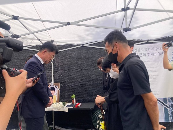 삼성전자 오치오 한국총괄 부사장이 11일 광주지방고용노동청 앞에 설치된 고 양준혁 씨의 분향소를 찾아 유족들에게 사죄했다. 삼성에어컨 설치기사 20대 청년노동자 폭염 사망사고 대책회의 제공.