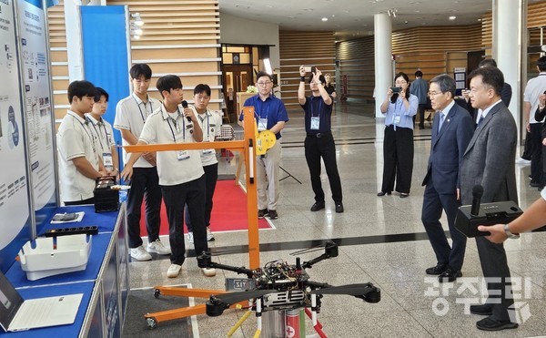 여수공고 학생 5명으로 구성된 ‘I♥Daddy’팀이 대회 관계자들에게 배터리 리프팅 장치에 대해 설멍하고 잇다.    여수공고