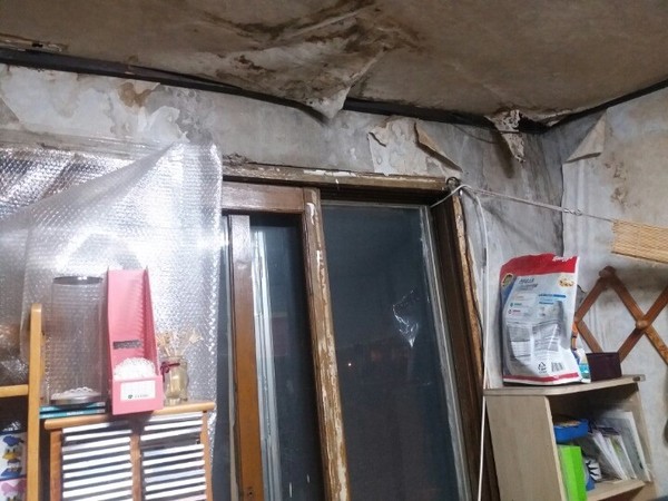 열악한 중학교 3학년 김모 양의 집 내부 모습.