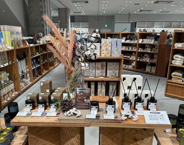 팩토리 노멀이 창업 3년 만에 일본 최대의 라이프스타일 용품 매장인 로프트(LOFT)와 선물용품 전문매장인 버스데이 바(Birthday-Bar)의 전국 200여 개 매장에 동시 입점했다. 팩토리 노멀 제공