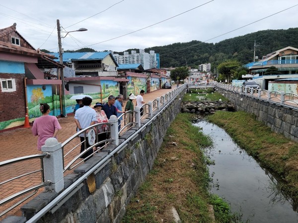 정지용 생가 가는 실개천 길.