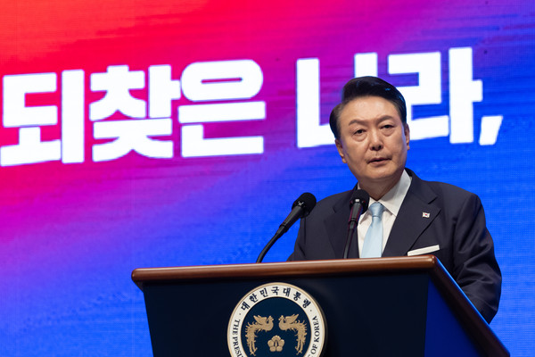 윤석열 대통령이 지난 15일 서울 종로구 세종문화회관에서 열린 제79주년 광복절 경축식에서 경축사를 하며 ‘8·15 통일 독트린’을 발표하고 있다. 대통령실 제공