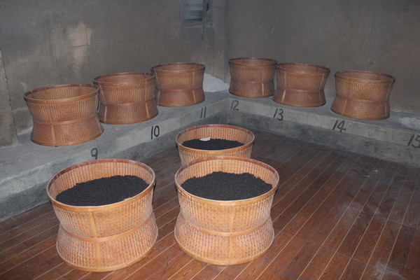탄배실 내부: 대나무로 만든 배롱에 차가 들어있고, 그 배롱을 숯불 화덕 위에 올려서 홍배를 진행한다.